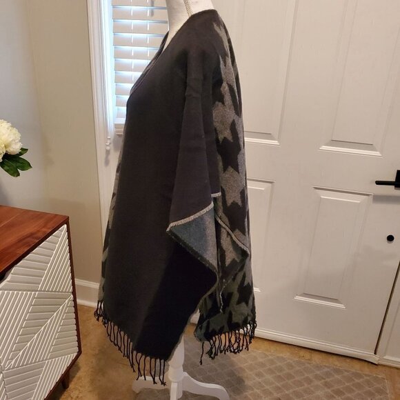 Steve Madden OSFM Houndstooth Gray Black Poncho Wrap‎ 100% acrylic Tassel Fringe - Picture 4 of 10